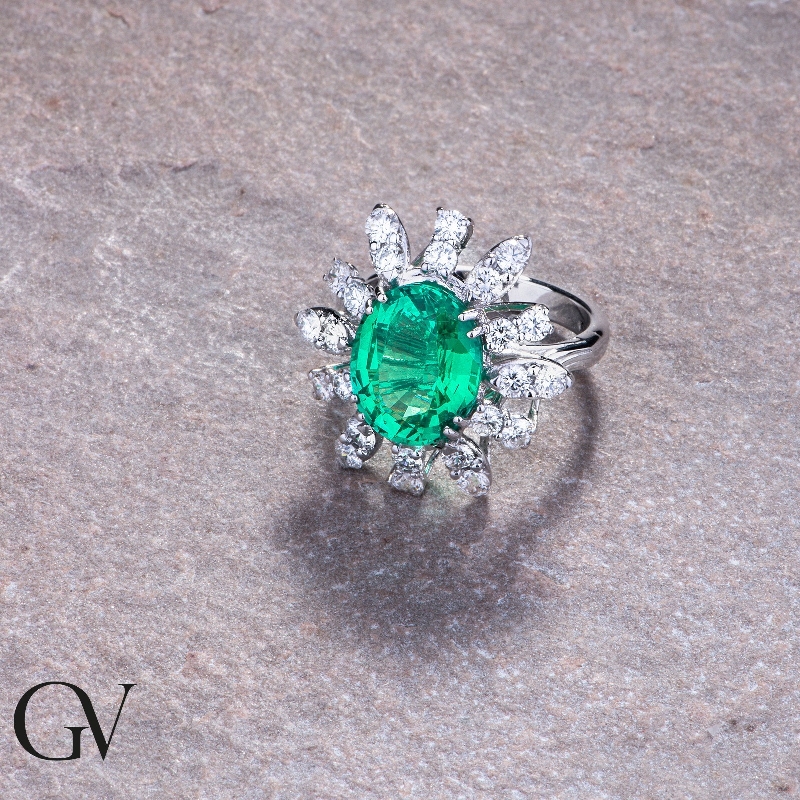 Halo ring in white gold 18k with emerald oval cut and halo diamonds 
