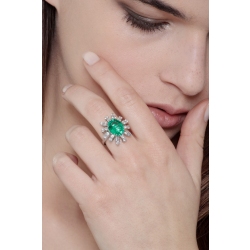 Halo ring in white gold 18k with emerald oval cut and halo diamonds  2
