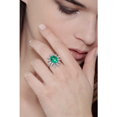 Halo ring in white gold 18k with emerald oval cut and halo diamonds 