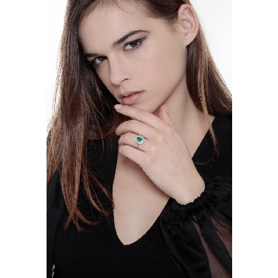 Halo ring with emerald and diamonds white gold 18k