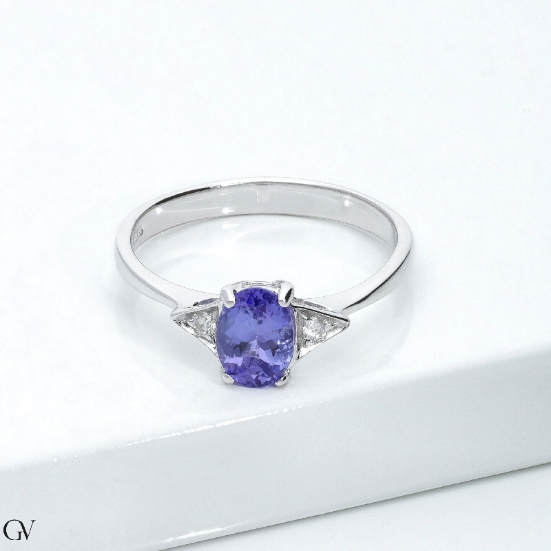 White gold 18k ring with tanzanite oval cut and lateral diamonds
