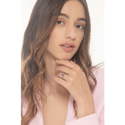 White gold 18k ring with tanzanite oval cut and lateral diamonds