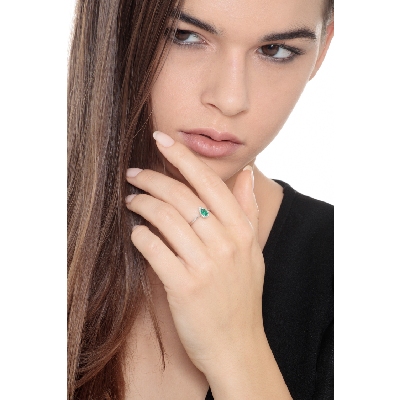 Halo ring with diamonds and emerald pear cut in white gold 18k