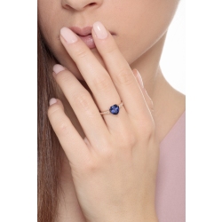 Rosé gold 18k ring with blue sapphire and diamond shoulder set  2