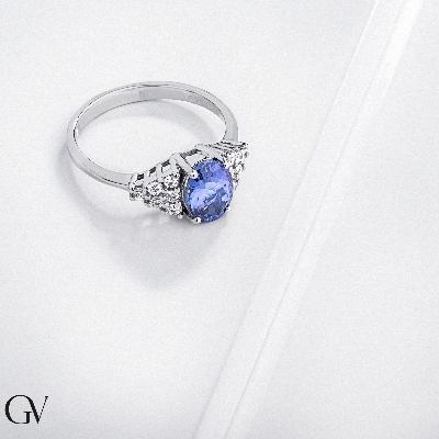 White gold 18k ring with tanzanite and six diamonds