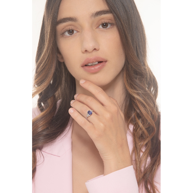 White gold 18k ring with tanzanite and six diamonds