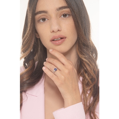 White gold 18k ring with tanzanite and six diamonds