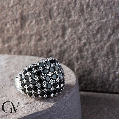 White gold 18k band ring with pavé of white and black diamonds 