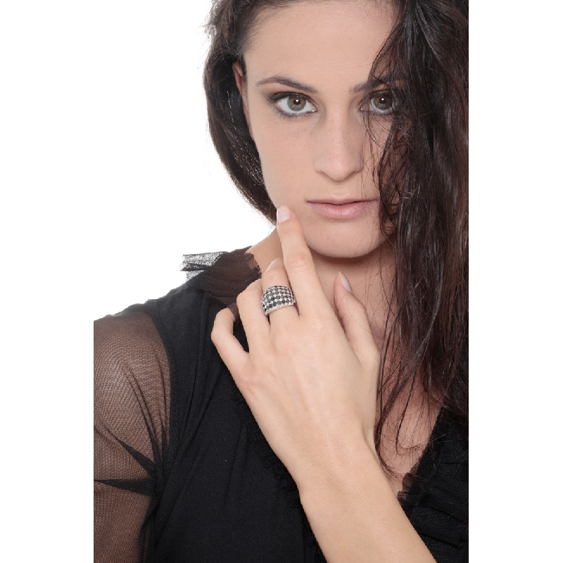 White gold 18k band ring with pavé of white and black diamonds 