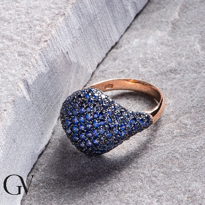 Rosé gold 18k pinky ring with blue sapphires pavé
