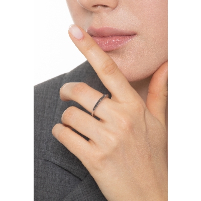 White gold 18k half eternity ring with black diamonds and burnished tips