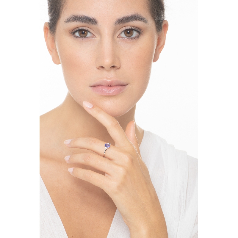 18k white gold ring with central oval tanzanite and diamonds