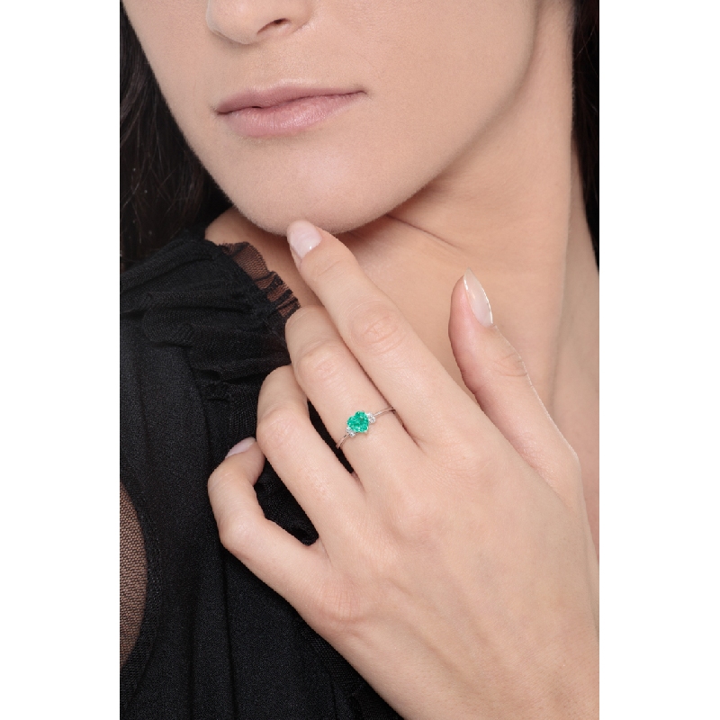 18k white gold ring with emerald and diamonds 