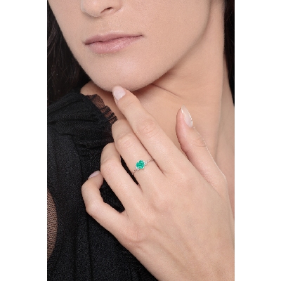 18k white gold ring with emerald and diamonds 