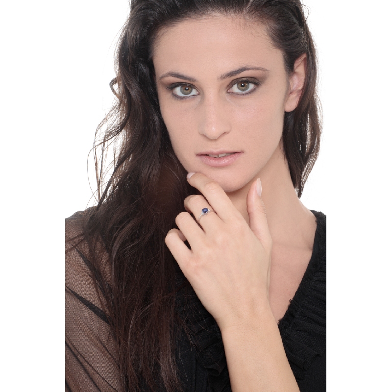 18k white gold with sapphire and diamonds 