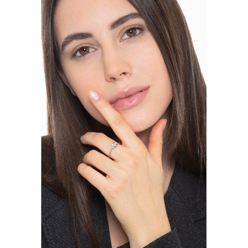 White gold 18k ring with a pink sapphire and diamonds