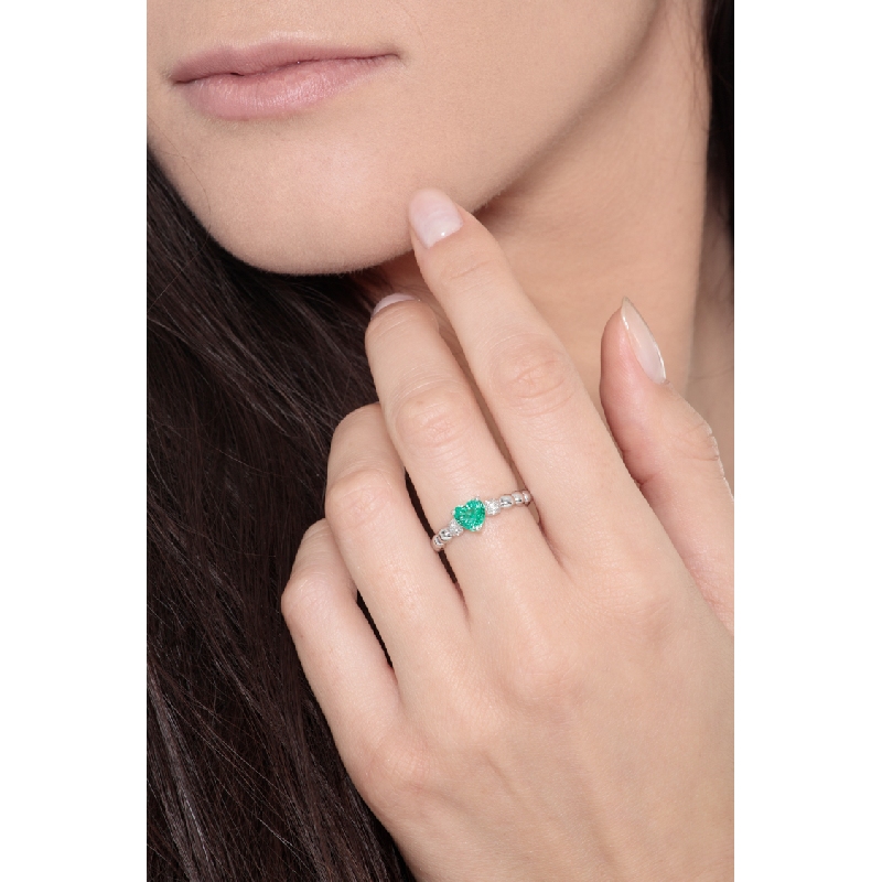 18k white gold with emerald heart cut and diamonds 