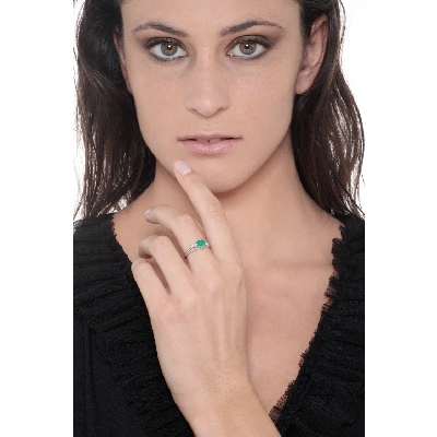 White gold 18k ring with diamonds and a heart cut emerald
