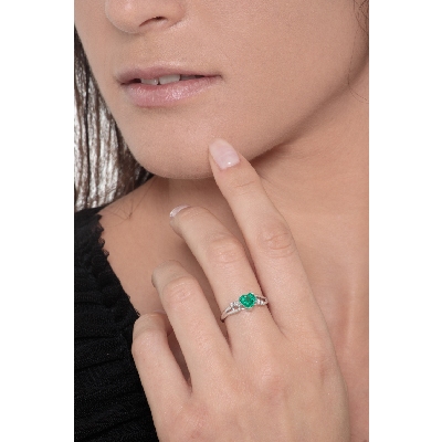 White gold 18k ring with diamonds and a heart cut emerald