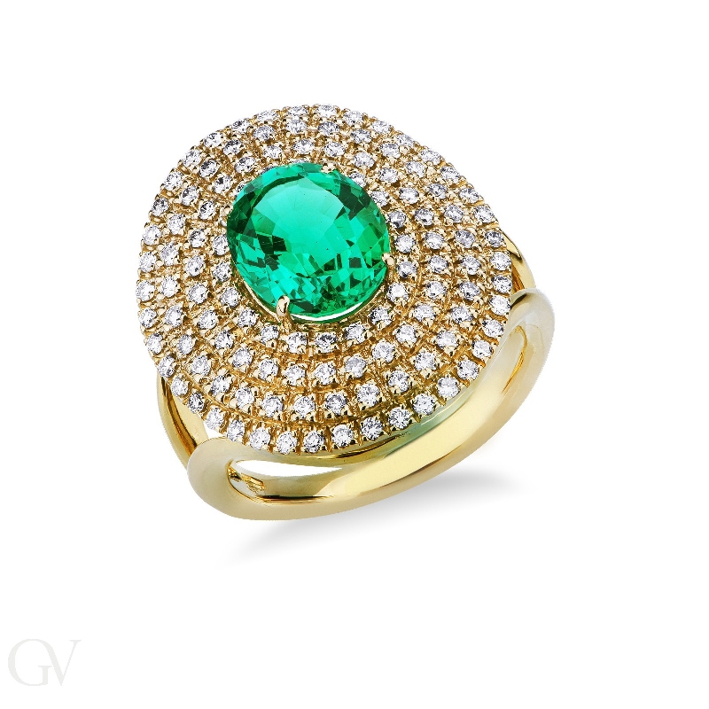 Yellow gold 18k ring with oval cut emerald and diamonds