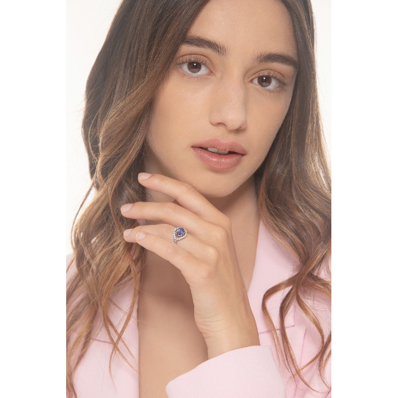 White gold 18k ring with an oval cut tanzanite of about 6x7mm and diamonds 