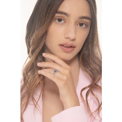 White gold 18k ring with an oval cut tanzanite of about 6x7mm and diamonds 