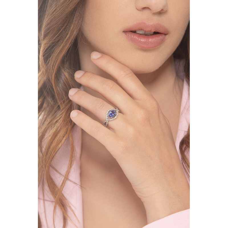White gold 18k ring with an oval cut tanzanite of about 6x7mm and diamonds 