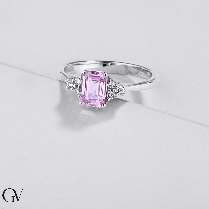18k white gold ring with central pink sapphire and diamonds 