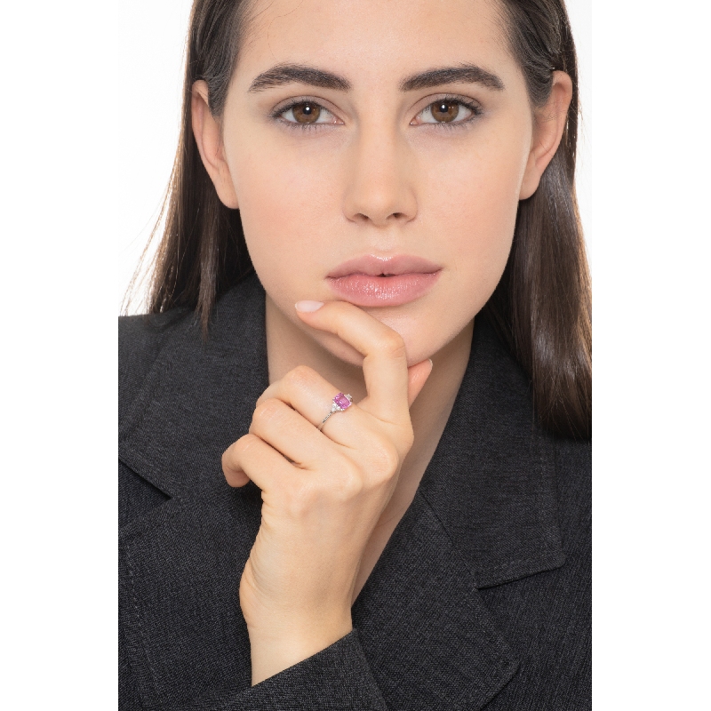 18k white gold ring with central pink sapphire and diamonds 