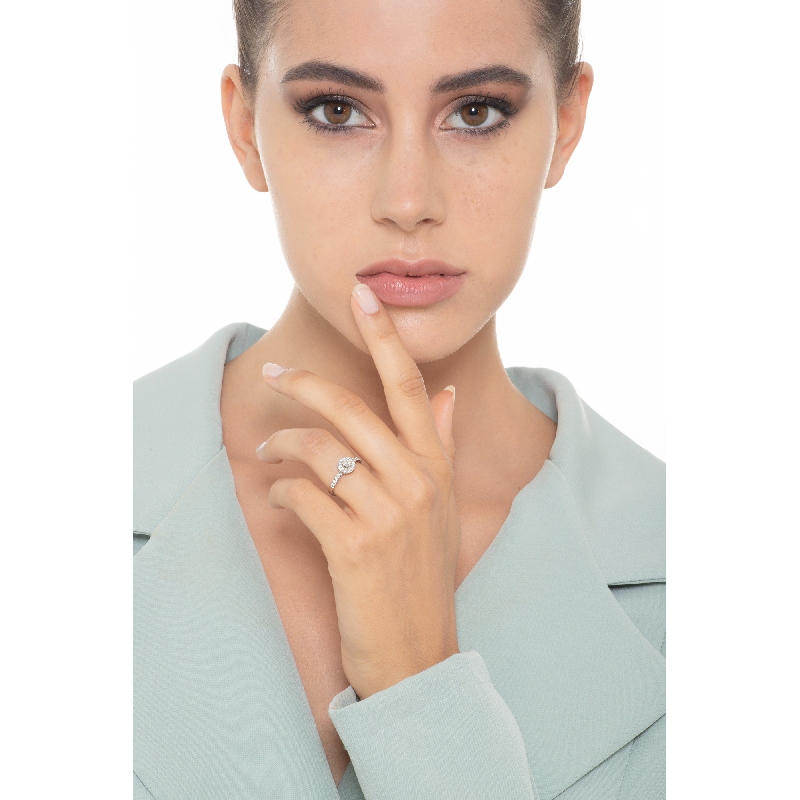 Woman diamond ring in white gold 18k