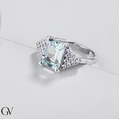 Ring with aquamarine and diamonds triangle shaped