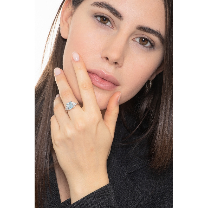 Ring with aquamarine and diamonds triangle shaped