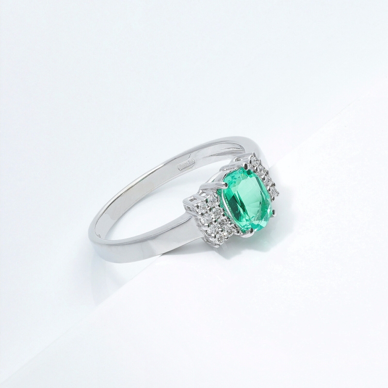 White gold 18k ring with diamonds and emerald