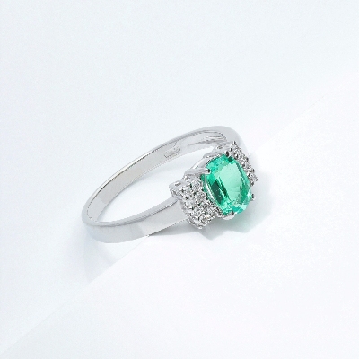 White gold 18k ring with diamonds and emerald