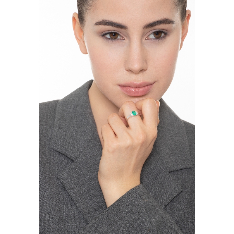 White gold 18k ring with diamonds and emerald