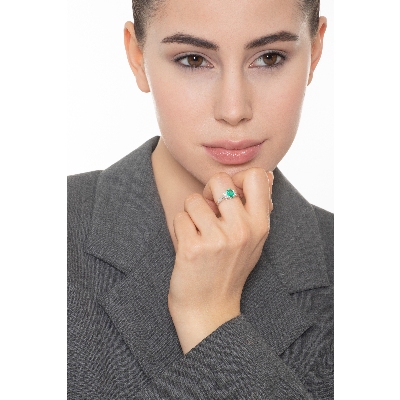 White gold 18k ring with diamonds and emerald