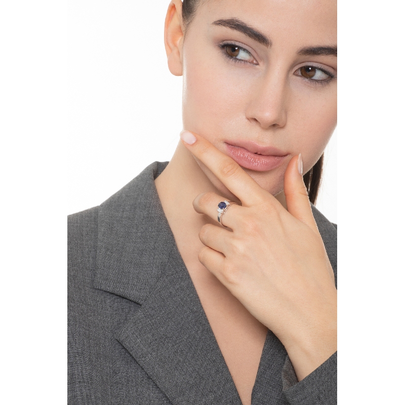 Ring in white gold 18k with blue sapphire and diamonds