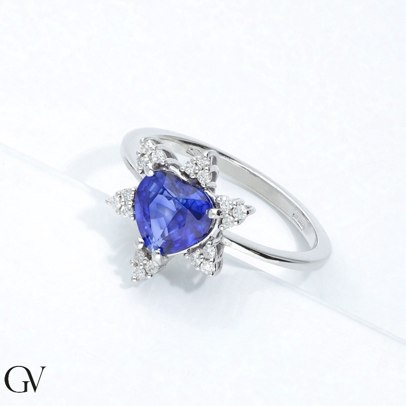 White gold 18k ring with blue sapphire heart cut and six diamonds' petals