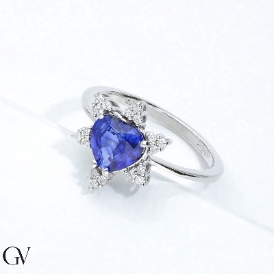 White gold 18k ring with blue sapphire heart cut and six diamonds' petals