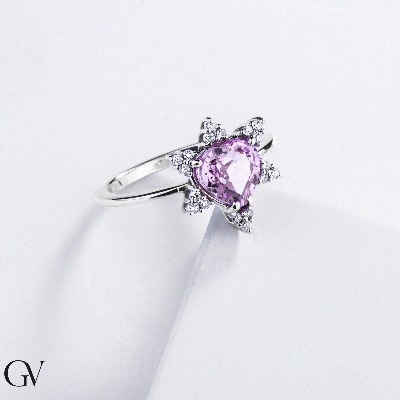 White gold 18k ring with a central pink sapphire heart cut and six diamonds' petals