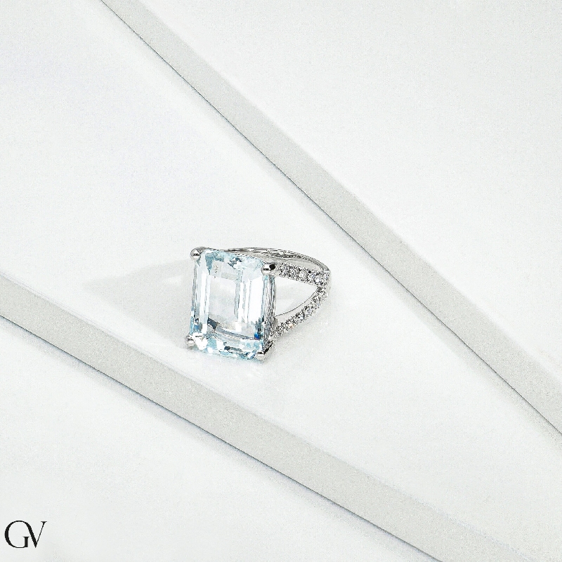 18k white gold ring with aquamarine and diamonds 