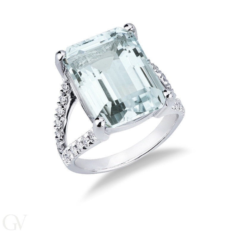 18k white gold ring with aquamarine and diamonds 