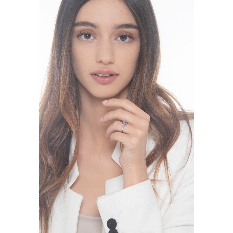 Anello in oro bianco 18k con tre diamanti laterali e ametista rettangolare di circa 7x5 mm