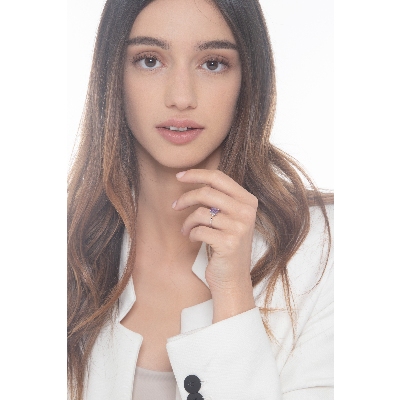 Anello in oro bianco 18k con tre diamanti laterali e ametista rettangolare di circa 7x5 mm