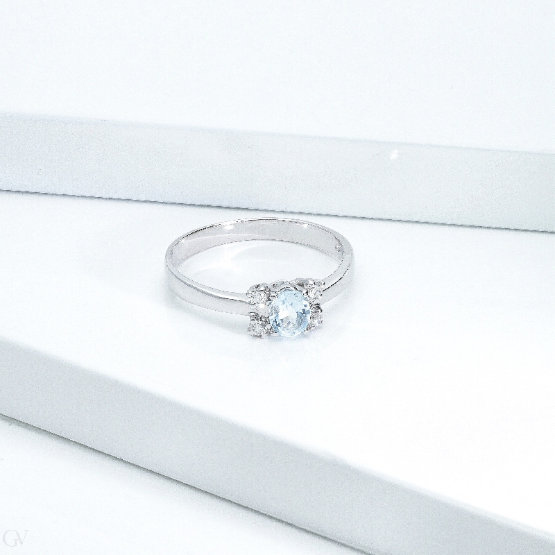 18k white gold ring with oval aquamarine and diamonds 