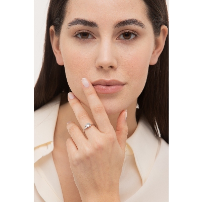 18k white gold ring with oval aquamarine and diamonds 