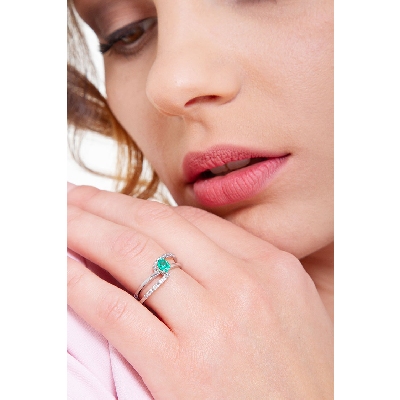 Emerald and diamond ring in white gold 18k