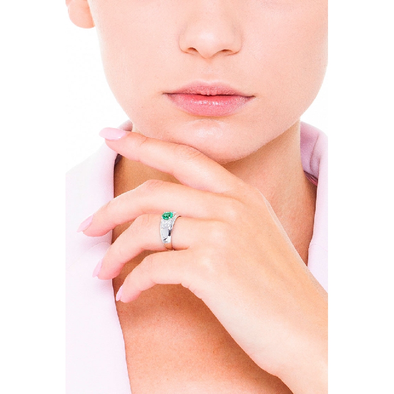 18k white gold ring with diamonds and emerald 