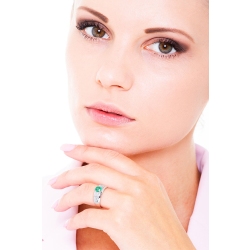 18k white gold ring with diamonds and emerald  2