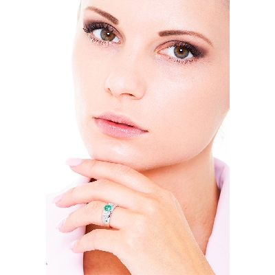 18k white gold ring with diamonds and emerald 